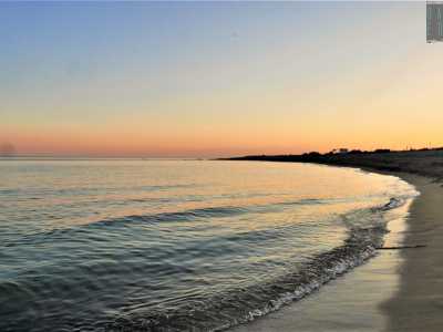 E mentre il sole cala lentamente raggiungiamo la costa...